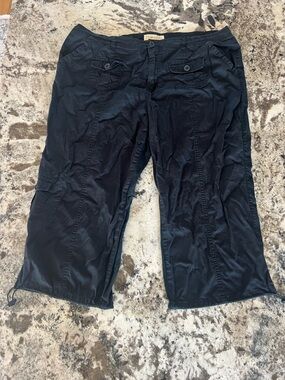 VTG Y2K Black Cargo Capri Pants- Drama Gold Brand